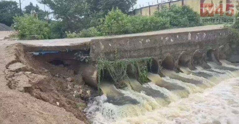 देवघर में भारी बारिश का कहर, एयरपोर्ट के पास धंसी सड़क; 20-25 गांवों का आवागमन प्रभावित