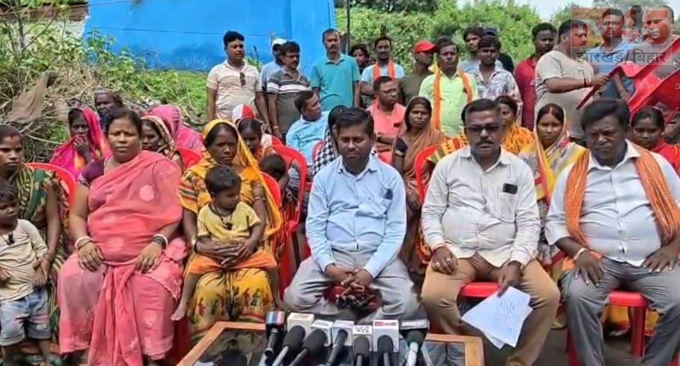 धनबाद: छेड़छाड़ और मारपीट के आरोपों को लेकर भुईयां समाज मुखर, पीड़ित परिवार ने प्रशासन से मांगा न्याय