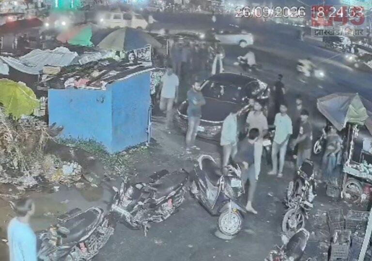 धनबाद में ज्वेलरी दुकान में तोड़फोड़ और मारपीट, CCTV में कैद हुई पूरी वारदात