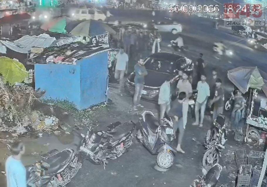 धनबाद में ज्वेलरी दुकान में तोड़फोड़ और मारपीट, CCTV में कैद हुई पूरी वारदात