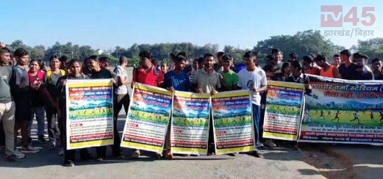 धनबाद: गोल्फ ग्राउंड बचाने सड़क पर उतरे सैकड़ों बच्चे, रणधीर वर्मा चौक तक निकाला पैदल मार्च