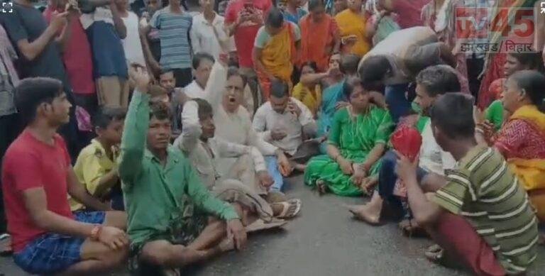 धनबाद: अवैध कोयला खनन के खिलाफ सड़क पर उतरे ग्रामीण, पार्षद के नेतृत्व में प्रदर्शन, कार्रवाई के आश्वासन पर खत्म हुआ जाम