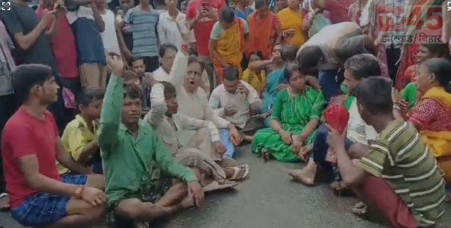 धनबाद: अवैध कोयला खनन के खिलाफ सड़क पर उतरे ग्रामीण, पार्षद के नेतृत्व में प्रदर्शन, कार्रवाई के आश्वासन पर खत्म हुआ जाम