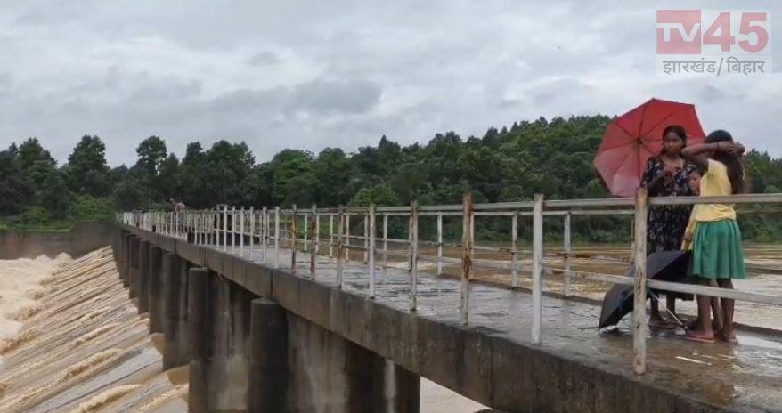 दुमका में बारिश से निखरी बेयर डैम की खूबसूरती, मयूराक्षी नदी और पहाड़ों का मनमोहक नजारा देखने उमड़े पर्यटक