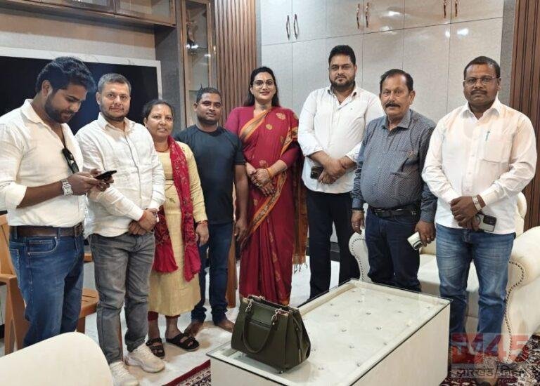 दीपक प्रताप देव के आवास पर पहुंचीं JLKM की आयशा सिंह, 2029 से पहले नए सियासी समीकरणों की चर्चा तेज