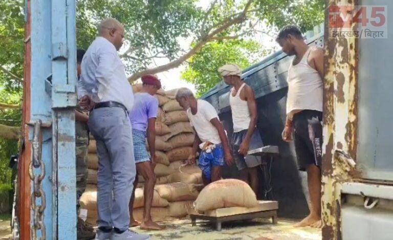जमुआ में राशन गोदाम में औचक जांच, कालाबाजारी की शिकायत पर एसडीएम ने खंगाले रिकॉर्ड