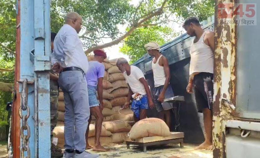 जमुआ में राशन गोदाम में औचक जांच, कालाबाजारी की शिकायत पर एसडीएम ने खंगाले रिकॉर्ड