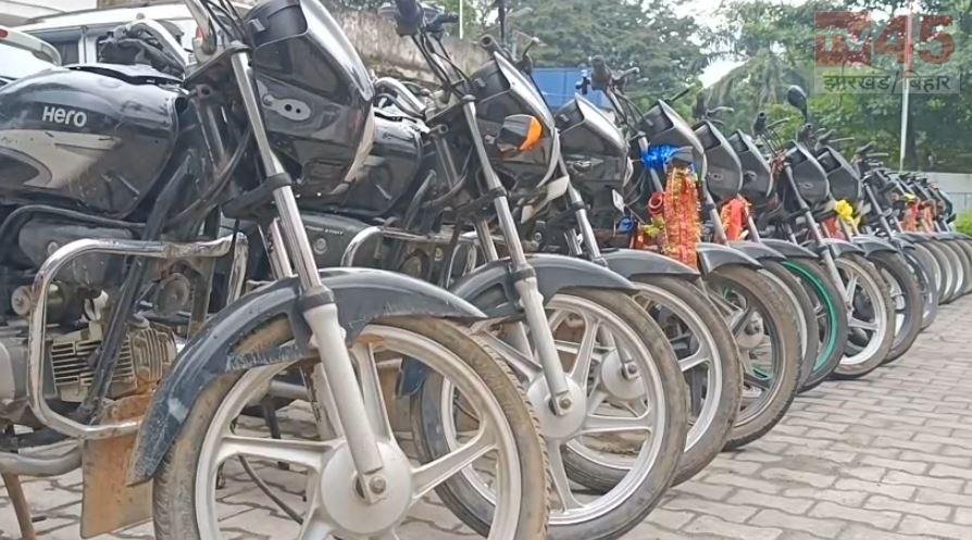 जमशेदपुर में वाहन चोर गिरोह का खुलासा, 21 चोरी की बाइक-स्कूटी बरामद; 8 आरोपी गिरफ्तार
