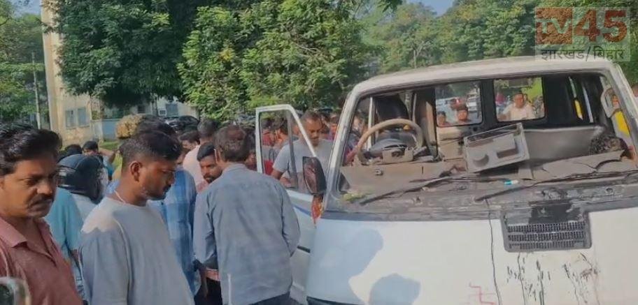 जमशेदपुर में बच्चों से भरी स्कूल वैन डिवाइडर से टकराई, 17 बच्चे घायल; दो बच्चों समेत चालक की हालत गंभीर
