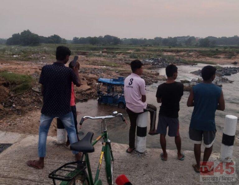 जामताड़ा-देवघर को जोड़ने वाले 1 करोड़ 80 लाख की लागत से बने एप्रोच रोड और पुल की गुणवत्ता पर फिर उठे गंभीर सवाल, डायवर्सन से नीचे लुढ़का टोटो