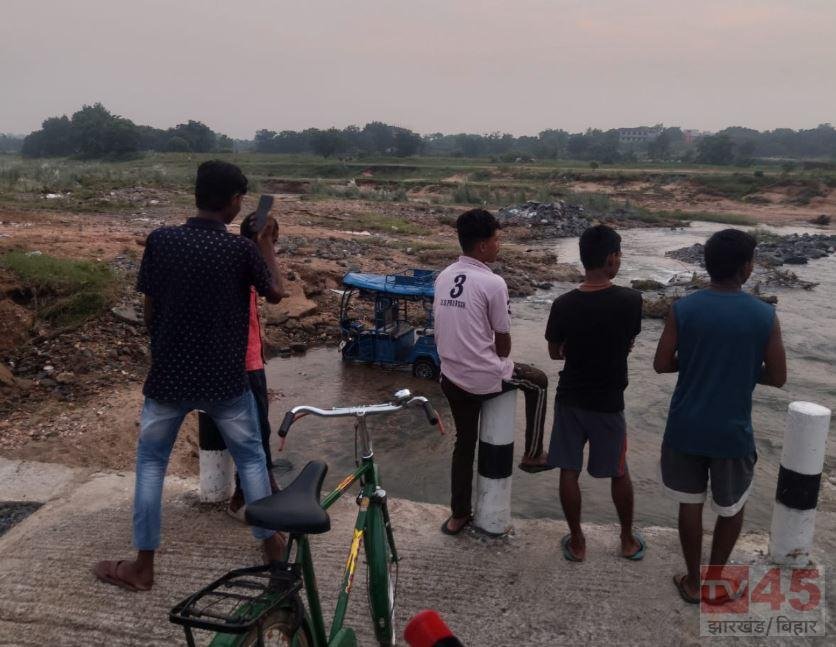 जामताड़ा-देवघर को जोड़ने वाले 1 करोड़ 80 लाख की लागत से बने एप्रोच रोड और पुल की गुणवत्ता पर फिर उठे गंभीर सवाल, डायवर्सन से नीचे लुढ़का टोटो