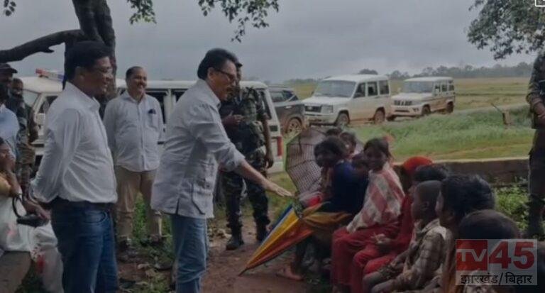 धूल-मिट्टी में बच्चों के बीच बैठे सांसद सुखदेव भगत, पढ़ाई का दिया मंत्र, बोले- शिक्षा ही गरीबी मिटाने का सबसे मजबूत रास्ता