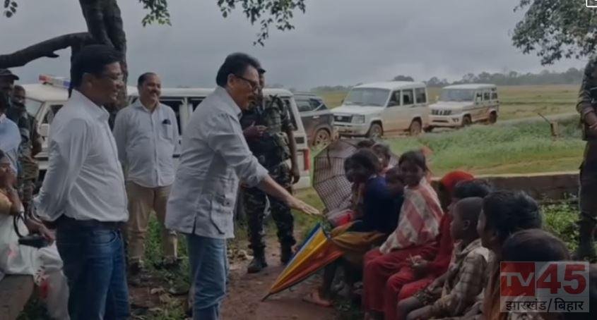 धूल-मिट्टी में बच्चों के बीच बैठे सांसद सुखदेव भगत, पढ़ाई का दिया मंत्र, बोले- शिक्षा ही गरीबी मिटाने का सबसे मजबूत रास्ता