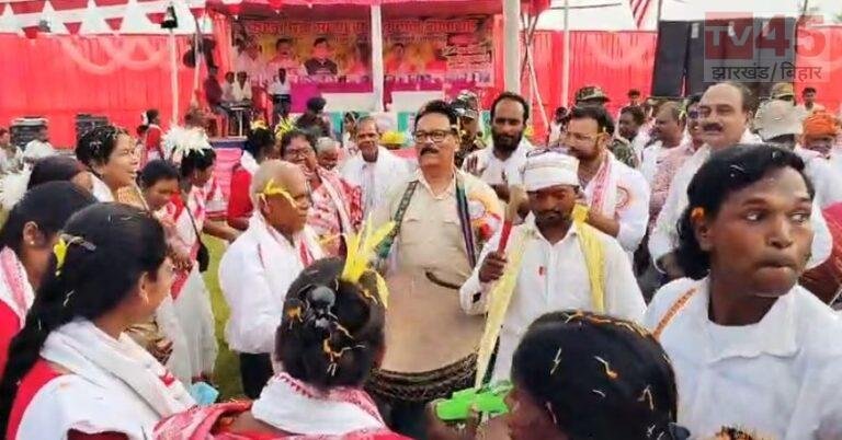 कुडू में करम पर्व की पूर्व संध्या पर बिखरा संस्कृति का रंग, मांदर लेकर सांसद सुखदेव भगत ने किया नृत्य