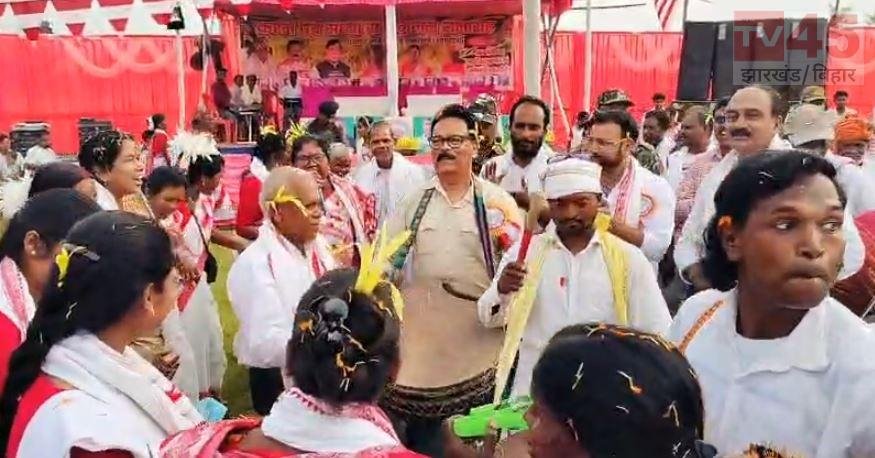 कुडू में करम पर्व की पूर्व संध्या पर बिखरा संस्कृति का रंग, मांदर लेकर सांसद सुखदेव भगत ने किया नृत्य