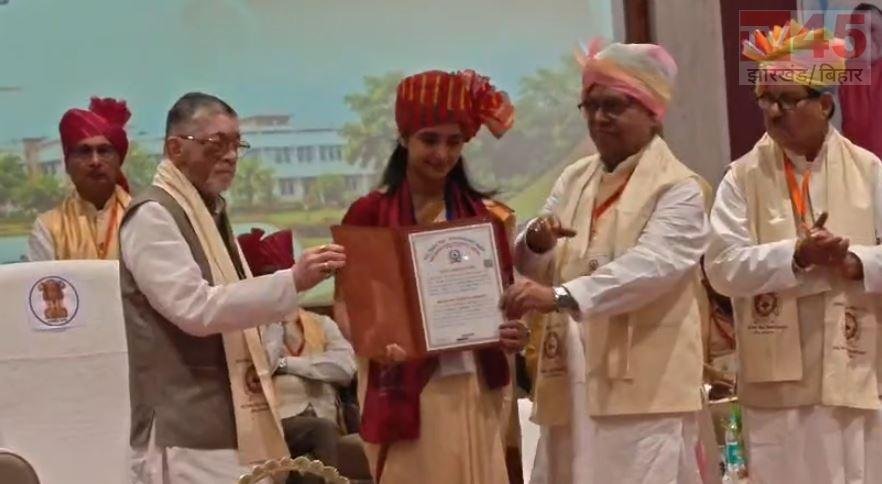 बाबू दिनेश सिंह विश्वविद्यालय का प्रथम दीक्षांत समारोह संपन्न, 85 मेधावी विद्यार्थियों को मिले प्रमाण-पत्र