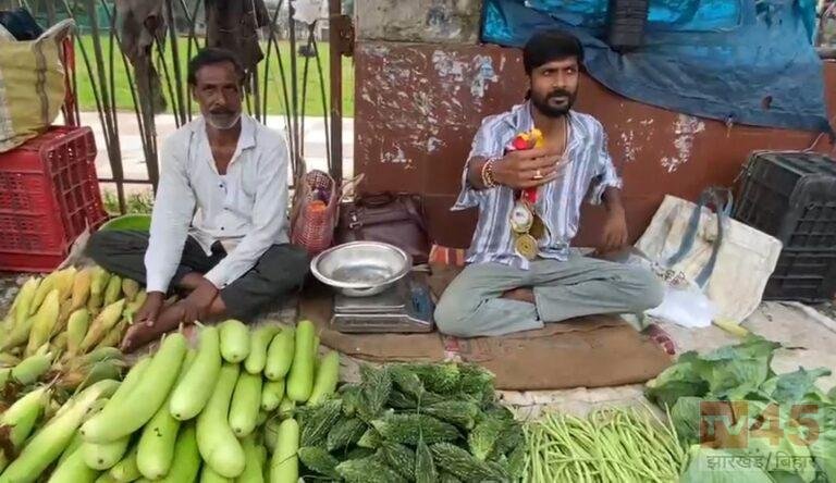 रांची में अंतरराष्ट्रीय थ्रोबॉल में 4 गोल्ड मेडल जीतने वाला चैंपियन आज बेच रहा है सब्जी