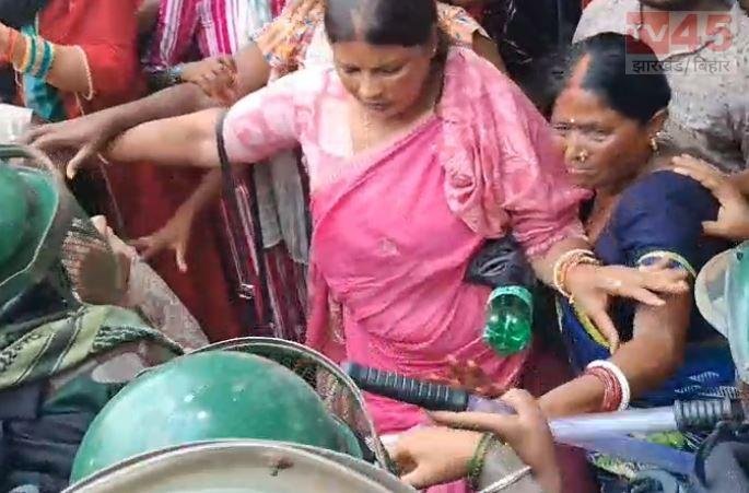 रांची में अतिक्रमण हटाने के दौरान दूसरे दिन भी बवाल, JCB घेरकर लोगों ने किया विरोध