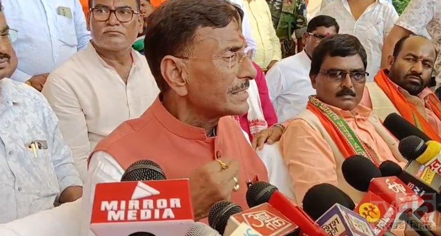 JSSC-JPSC धांधली के खिलाफ गढ़वा में भाजपा का हल्लाबोल, रक्षा राज्य मंत्री संजय सेठ ने CBI जांच की मांग की