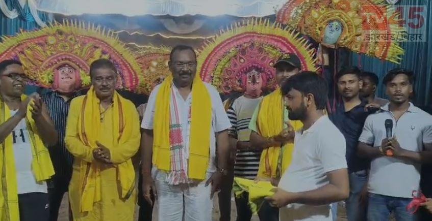 सरायकेला-खरसावां: राजनगर में मनसा पूजा पर सजा छऊ का रंगमंच, मानभूम शैली की प्रस्तुति ने मोहा ग्रामीणों का मन