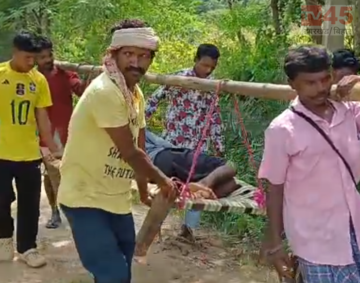 सड़क नहीं तो खटिया ही सही! मरीज को 5 किमी तक ढोकर अस्पताल पहुंचने की जद्दोजहद