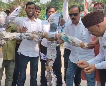 गुमला में कांग्रेस ने PM मोदी और CEC ज्ञानेश कुमार के पुतले जलाए,मुख्य निर्वाचन आयुक्त ज्ञानेश कुमार के इस्तीफे की मांग