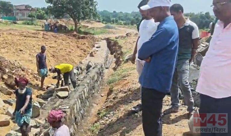 DUMKA: PWD सड़क-पुल निर्माण में अनियमितता के आरोप, जिला परिषद सदस्य ने किया निरीक्षण