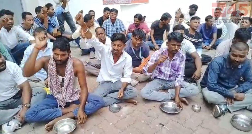 झारखंड में 108 एंबुलेंस कर्मियों का अनोखा विरोध, बकाया वेतन और बहाली की मांग को लेकर किया भिक्षाटन