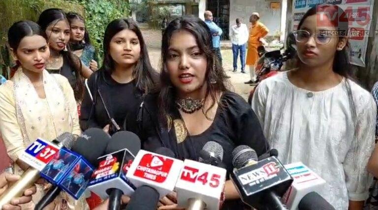 धनबाद के बीएसएस महिला महाविद्यालय में बवाल: 6 महीने से वेतन नहीं मिलने पर नॉन टीचिंग स्टाफ की अनिश्चितकालीन हड़ताल, बिना सूचना डांडिया रद्द होने से छात्राओं में नाराजगी
