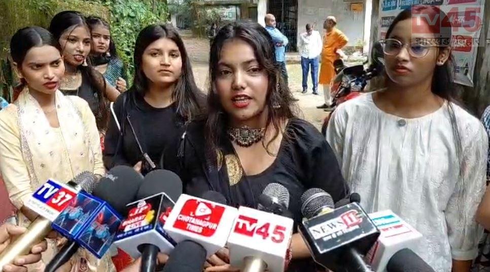 धनबाद के बीएसएस महिला महाविद्यालय में बवाल: 6 महीने से वेतन नहीं मिलने पर नॉन टीचिंग स्टाफ की अनिश्चितकालीन हड़ताल, बिना सूचना डांडिया रद्द होने से छात्राओं में नाराजगी