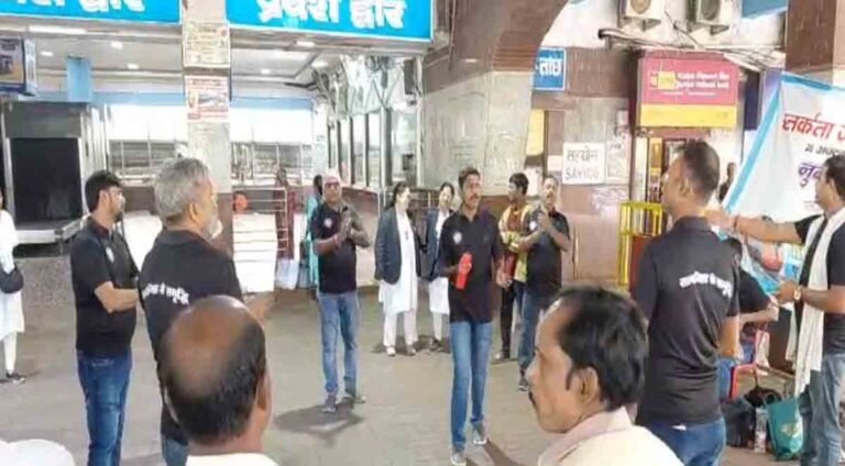 Passenger Safety: धनबाद स्टेशन पर रेलवे का सतर्कता अभियान
