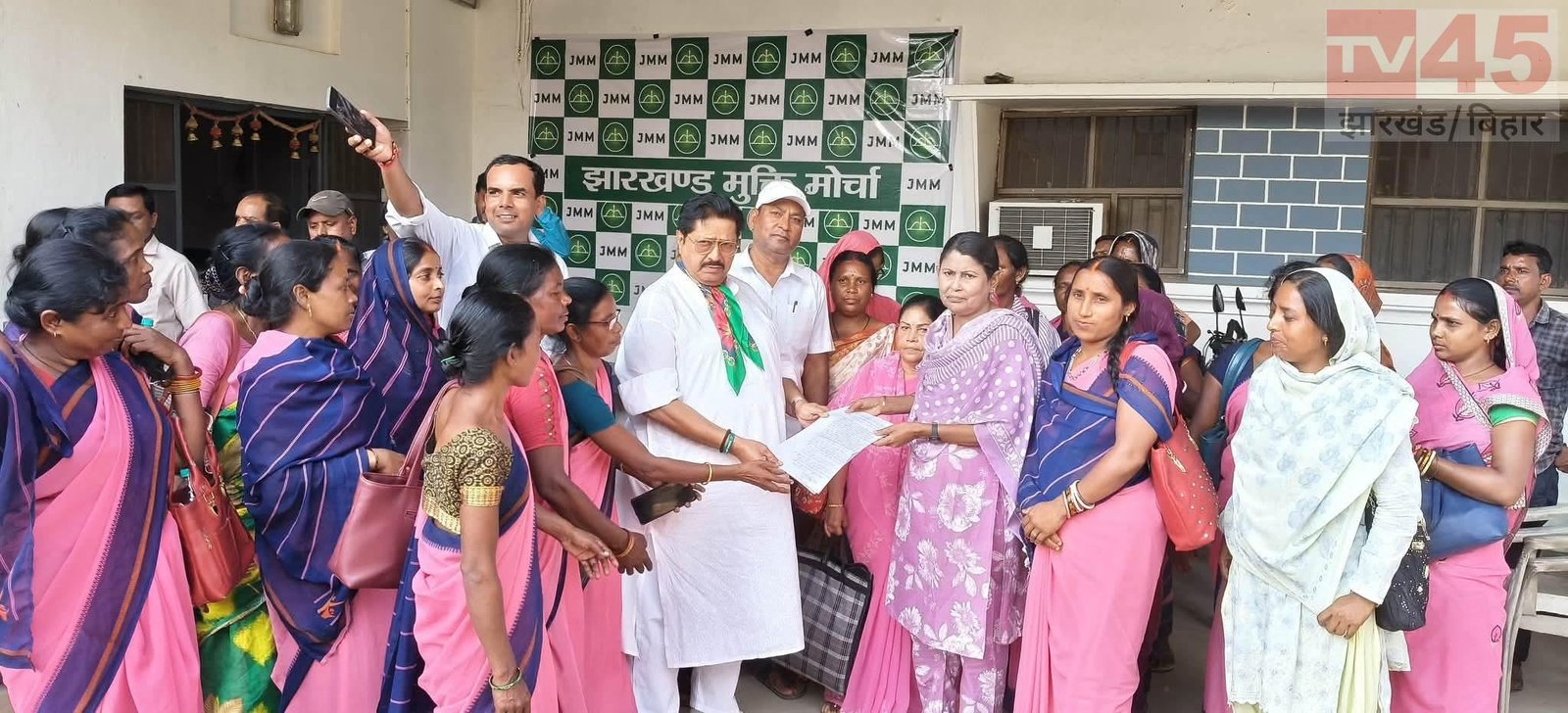 सारठ में विधायक चुन्ना सिंह को ज्ञापन सौंपतीं आंगनबाड़ी सेविका एवं सहायिकाएं।