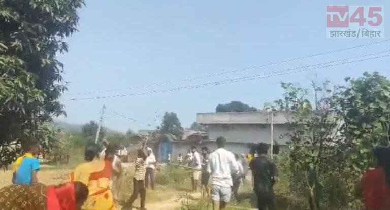 Garhwa Crime: गढ़वा में मारपीट का वीडियो वायरल, मुखिया समेत 21 पर FIR