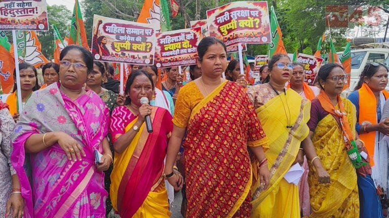 जेएनयू प्रकरण में कांग्रेस सांसद के खिलाफ कार्रवाई की मांग को लेकर भाजपा महिला मोर्चा का कांग्रेस भवन के समक्ष धरना-प्रदर्शन