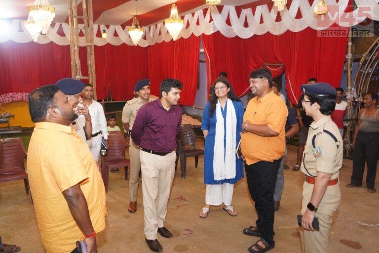 दुर्गा पूजा को लेकर उपायुक्त मनीष कुमार ने चक्रधरपुर शहर का किया भ्रमण, पूजा पंडालों एवं विसर्जन घाटों की सुरक्षा व्यवस्था का लिया जायजा