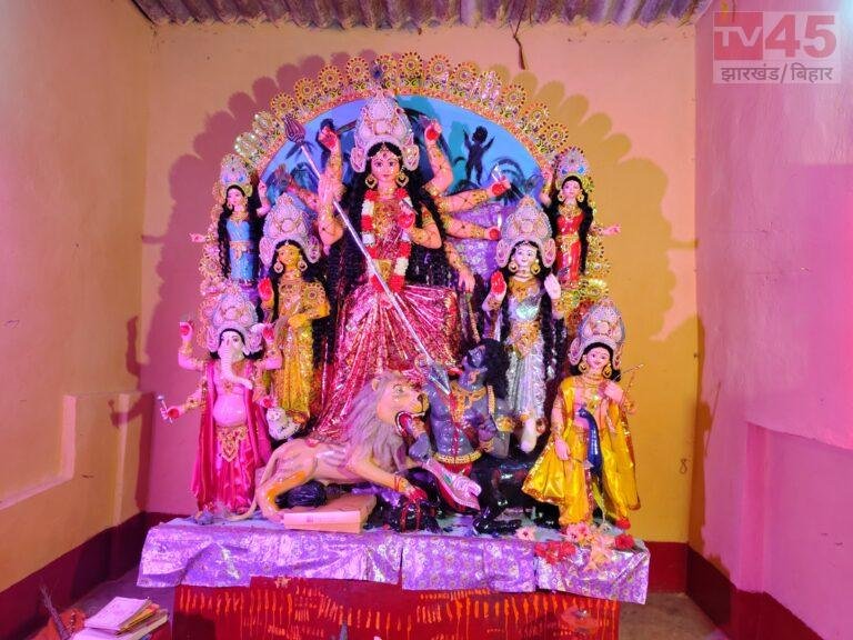 सारठ पुरुषोत्तम धाम में 50 वर्षों से वैदिक रीति से हो रही वैष्णवी दुर्गा पूजा, सामूहिक सहयोग से सजता है मां का दरबार, 5 दशक से जारी है आस्था का संगम