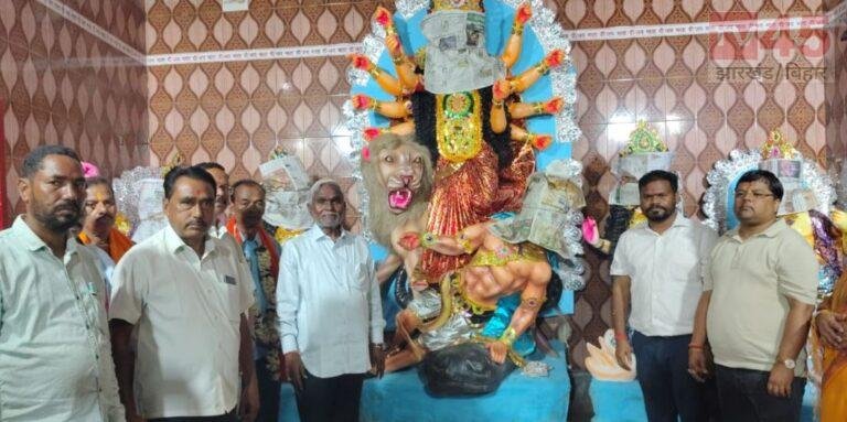आदित्यपुर के आसंगी बस्ती में दुर्गा पूजा पंडाल का भव्य उद्घाटन, पूर्व मुख्यमंत्री चम्पाई सोरेन ने की पूजा-अर्चना