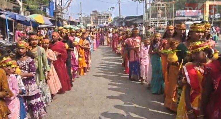 पाकुड़ के हिरणपुर में भव्य कलश यात्रा के साथ शारदीय नवरात्र का शुभारंभ, आदिवासी नृत्य ने मोहा लोगों का मन