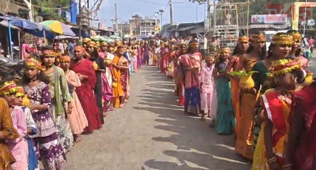 पाकुड़ के हिरणपुर में भव्य कलश यात्रा के साथ शारदीय नवरात्र का शुभारंभ, आदिवासी नृत्य ने मोहा लोगों का मन