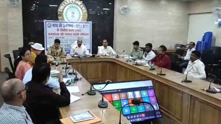 Mining Task Force: रामगढ़ में अवैध खनन पर प्रशासन सख्त, DC ऋतुराज ने टास्क फोर्स को दिए कड़ी कार्रवाई के निर्देश