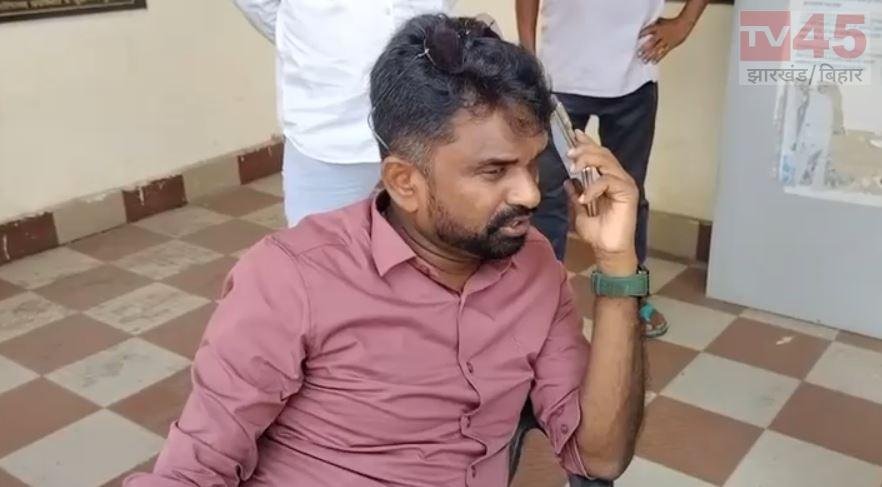 पोटका प्रखंड कार्यालय में लेटलतीफी पर विधायक संजीव सरदार का एक्शन, मुख्य द्वार पर कुर्सी लगाकर किया अधिकारियों का इंतजार