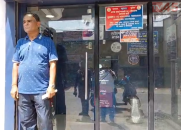 ATM कार्ड फंसने के बाद ठगों ने बैंक से उड़ाय ₹45,700 अधिकारी बनकर आय थे ठग