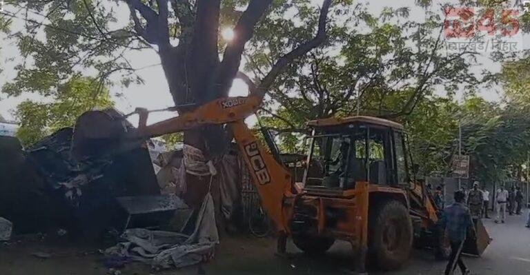 दुर्गा पूजा से पहले जामताड़ा में प्रशासन का बुलडोजर एक्शन, दुकानदारों में नाराजगी; त्योहार तक अभियान रोकने की मांग